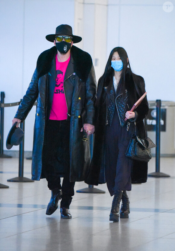 Exclusif - Nicolas Cage et sa femme Riko Shibata arrivent, main dans la main, à l'aéroport JFK à New York, le 27 novembre 2021.