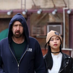 Nicolas Cage et sa compagne Riko Shibata se baladent main dans la main dans le quartier de Manhattan à New York. Le 3 mars 2020.