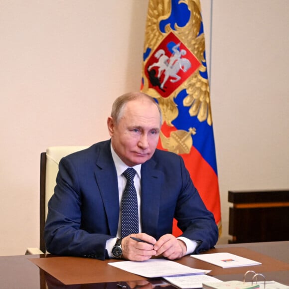 Le président russe Vladimir Poutine participe à une cérémonie pour hisser un drapeau national russe à bord du ferry du maréchal Rokossovsky via une liaison vidéo depuis la résidence de Novo-Ogaryovo à Moscou, Russie, le 4 mars 2022