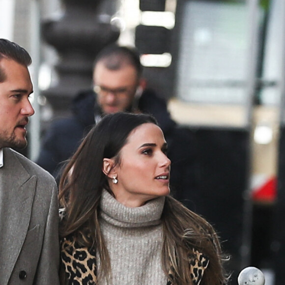 Exclusif - Capucine Anav et son compagnon Victor sont allés choisir leurs alliances pour leur futur mariage, à la bijouterie Galeries Lafayette - Royal Quartz Paris rue Royal à Paris, France, le 7 février 2022.