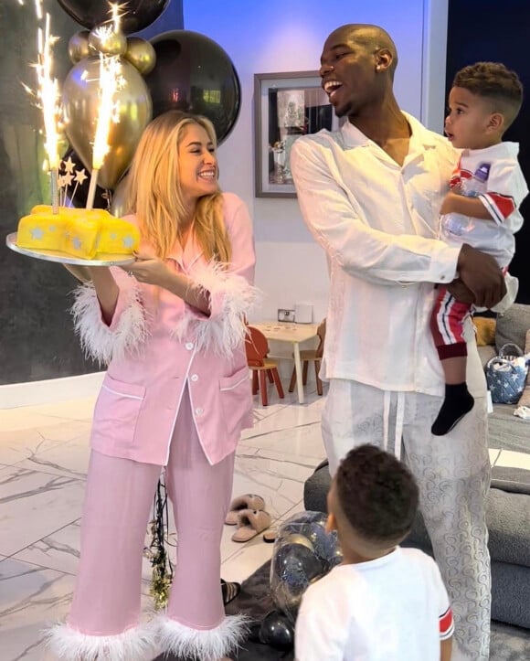 Paul Pogba fête son anniversaire en pyjama, avec son épouse Zulay Pogba et leurs deux garçons. Le 15 mars 2022.