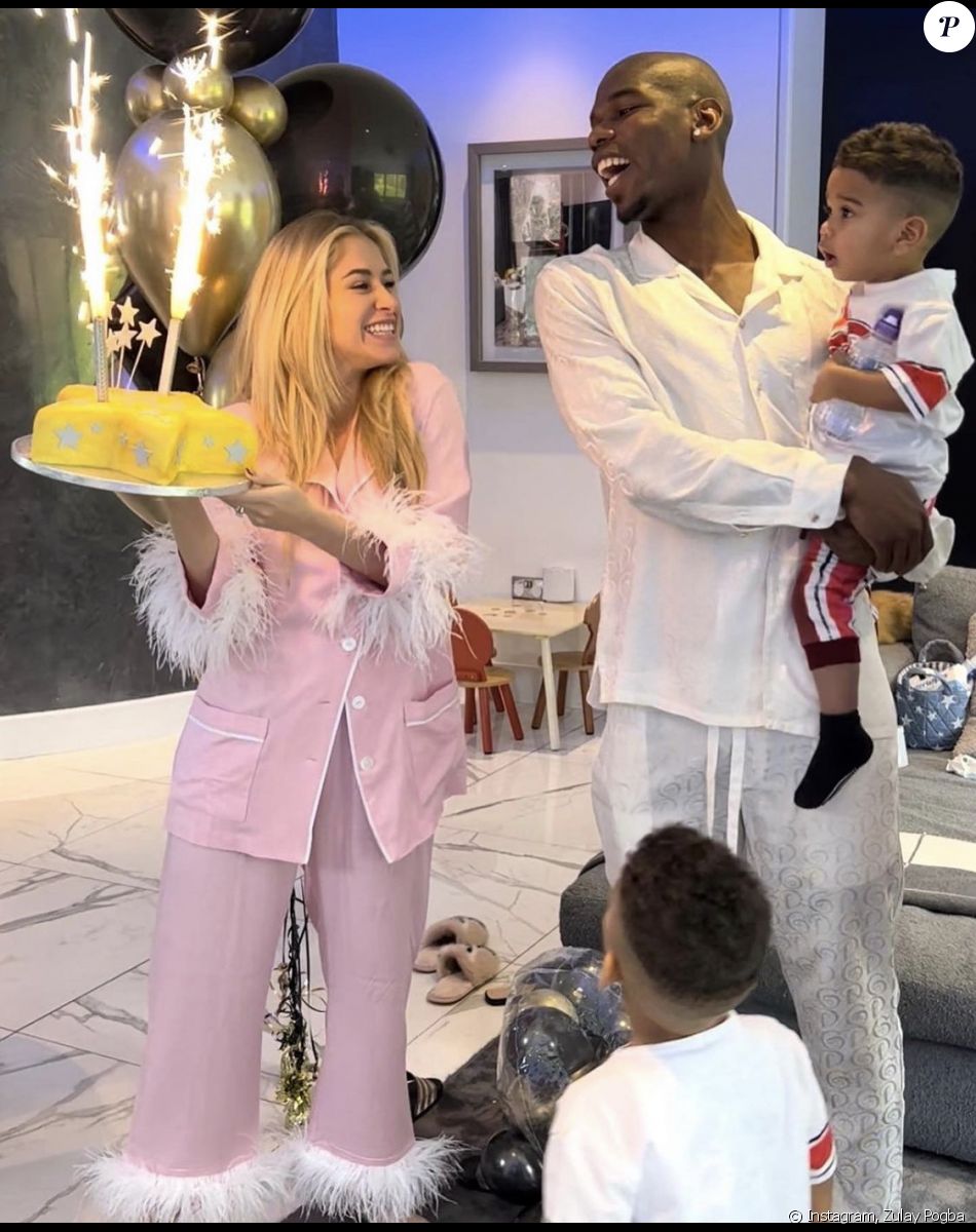 Paul Pogba fête son anniversaire en pyjama, avec son épouse Zulay Pogba et leurs deux garçons. Le 15 mars 2022.