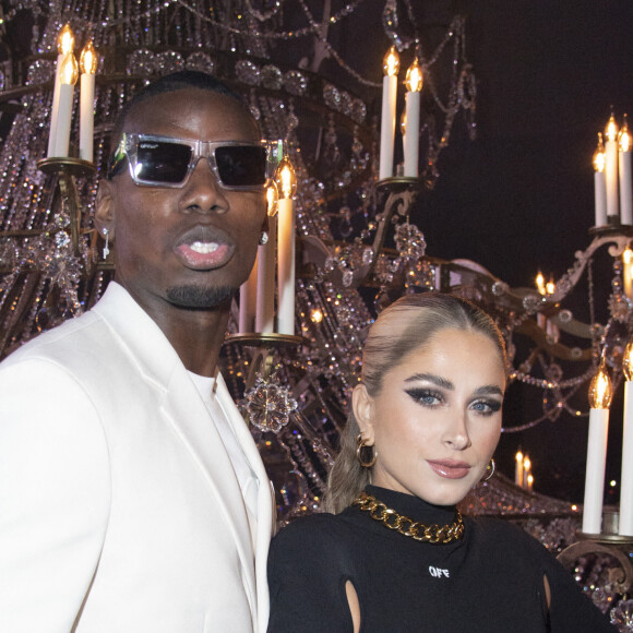 Paul Pogba et sa femme Maria Zulay Salaues au défilé Off-White™ au Palais Brongniart à Paris, France, le 28 février 2022.