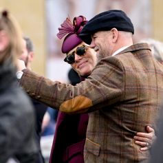 Zara Tindall et son mari Mike assistent au premier jour de la célèbre course de chevaux du festival de Cheltenham, le 15 mars 2022.