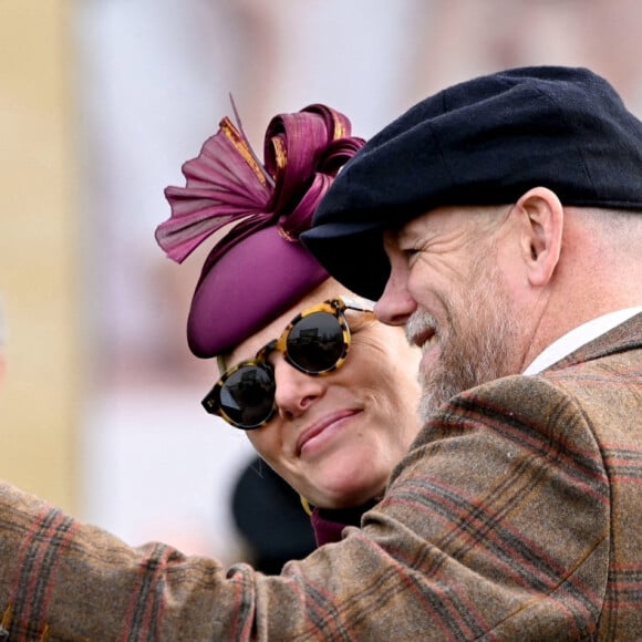 Zara Tindall et son mari Mike assistent au premier jour de la célèbre course de chevaux du festival de Cheltenham, le 15 mars 2022.