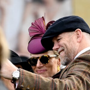 Zara Tindall et son mari Mike assistent au premier jour de la célèbre course de chevaux du festival de Cheltenham, le 15 mars 2022.