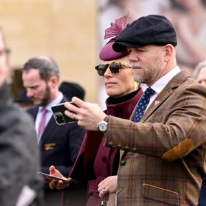 Zara Tindall et son mari Mike assistent au premier jour de la célèbre course de chevaux du festival de Cheltenham, le 15 mars 2022.