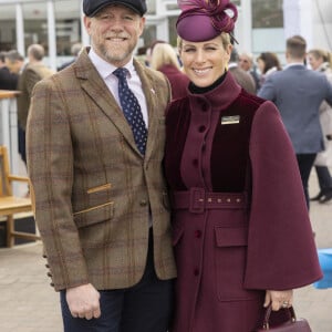 Mike Tindall et sa femme Zara Phillips (Zara Tindall) arrivent pour le premier jour de la célèbre course de chevaux du festival de Cheltenham, Royaume Uni, le 15 mars 2022.