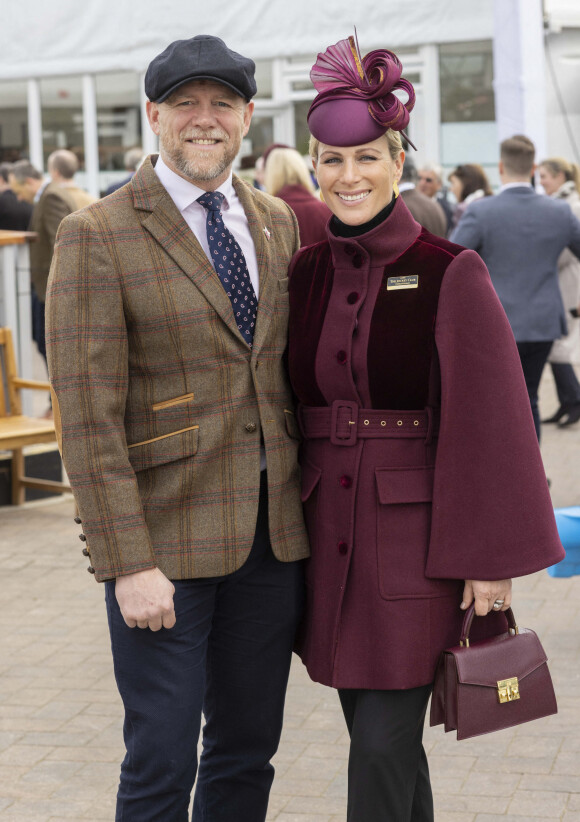 Mike Tindall et sa femme Zara Phillips (Zara Tindall) arrivent pour le premier jour de la célèbre course de chevaux du festival de Cheltenham, Royaume Uni, le 15 mars 2022.