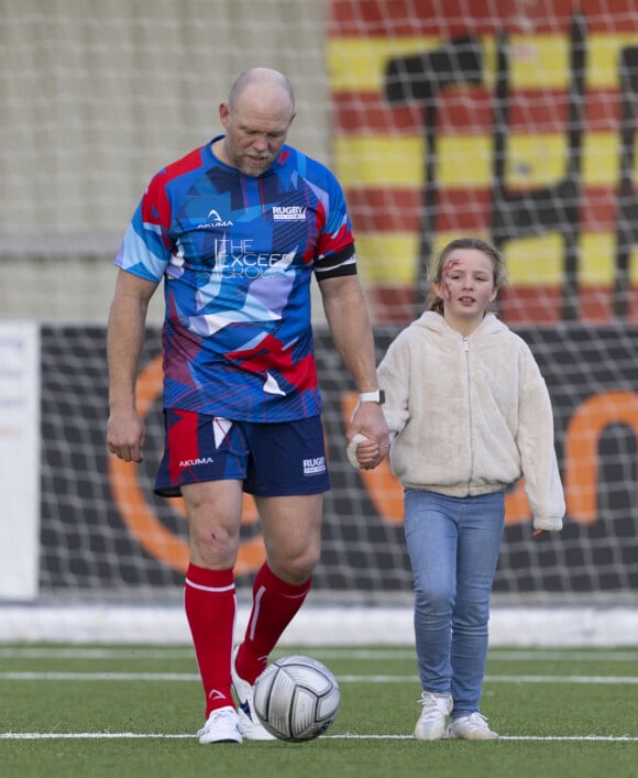 Mia Tindall supporte son père Mike Tindall lors d'une partie de football à Gloucester le 30 janvier 2022.