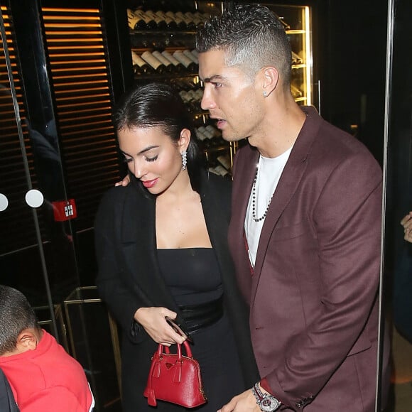 Cristiano Ronaldo, sa compagne Georgina Rodríguez et son fils Cristiano Ronaldo Jr. ont dîné au restaurant Zela à Londres le 13 novembre 2018.
