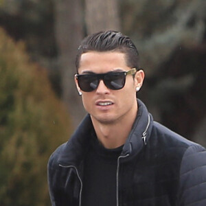 Semi-Exclusif - Cristiano Ronaldo est allé chercher son fils Cristiano Ronaldo Junior à l'école à Madrid, le 21 janvier 2015.