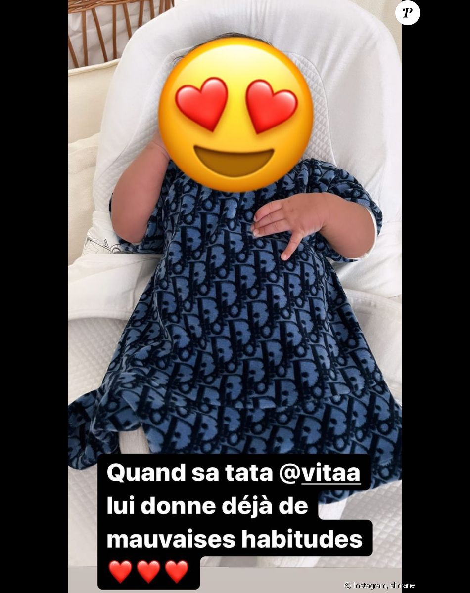 Slimane a posté cette photo de sa fille sur Instagram, habillée en baby Dior ! Mars 2022.