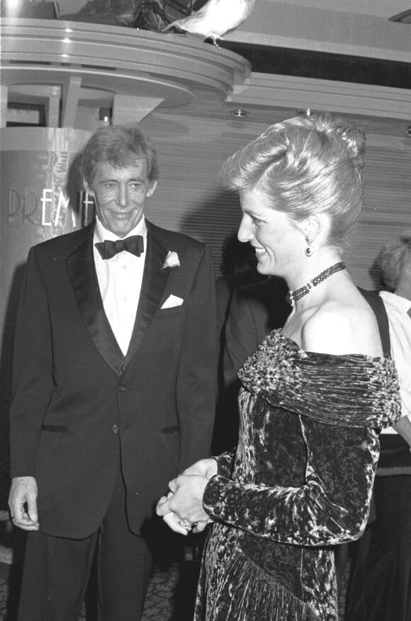 Peter O'Toole et la princesse Diana lors de la premiere de "Last Emperor" à Londres le 26 fevrier 1988