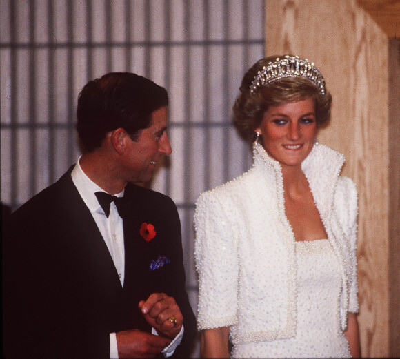 La princesse Diana (Lady Di avec son diadème) et le prince Charles lors d'une visite d'état à Hong Kong. Le 1er novembre 1989