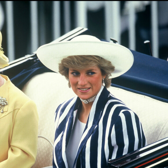 Diana et la reine mère à Ascot en 1987.
