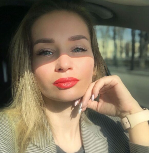Marina Ovsyannikova, productrice de télévision russe, qui a fait irruption durant le JT le plus regardé de Russie. Image provenant d'un compte Instagram à son nom