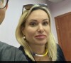 Marina Ovsyannikova, productrice de télévision russe, qui a fait irruption durant le JT le plus regardé de Russie. Ici avec son avocat après sa libération.
