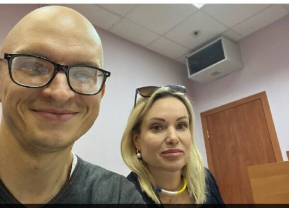 Marina Ovsyannikova, productrice de télévision russe, qui a fait irruption durant le JT le plus regardé de Russie. Ici avec son avocat après sa libération.