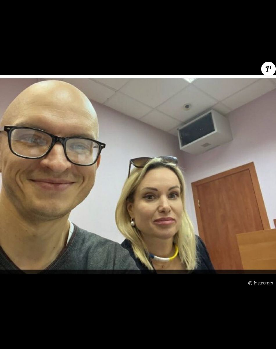 Marina Ovsyannikova, productrice de télévision russe, qui a fait irruption durant le JT le plus regardé de Russie. Ici avec son avocat après sa libération.