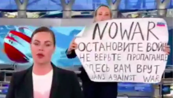 Marina Ovsyannikova, productrice de télévision russe, qui a fait irruption durant le JT le plus regardé de Russie. Image provenant d'un compte Instagram à son nom