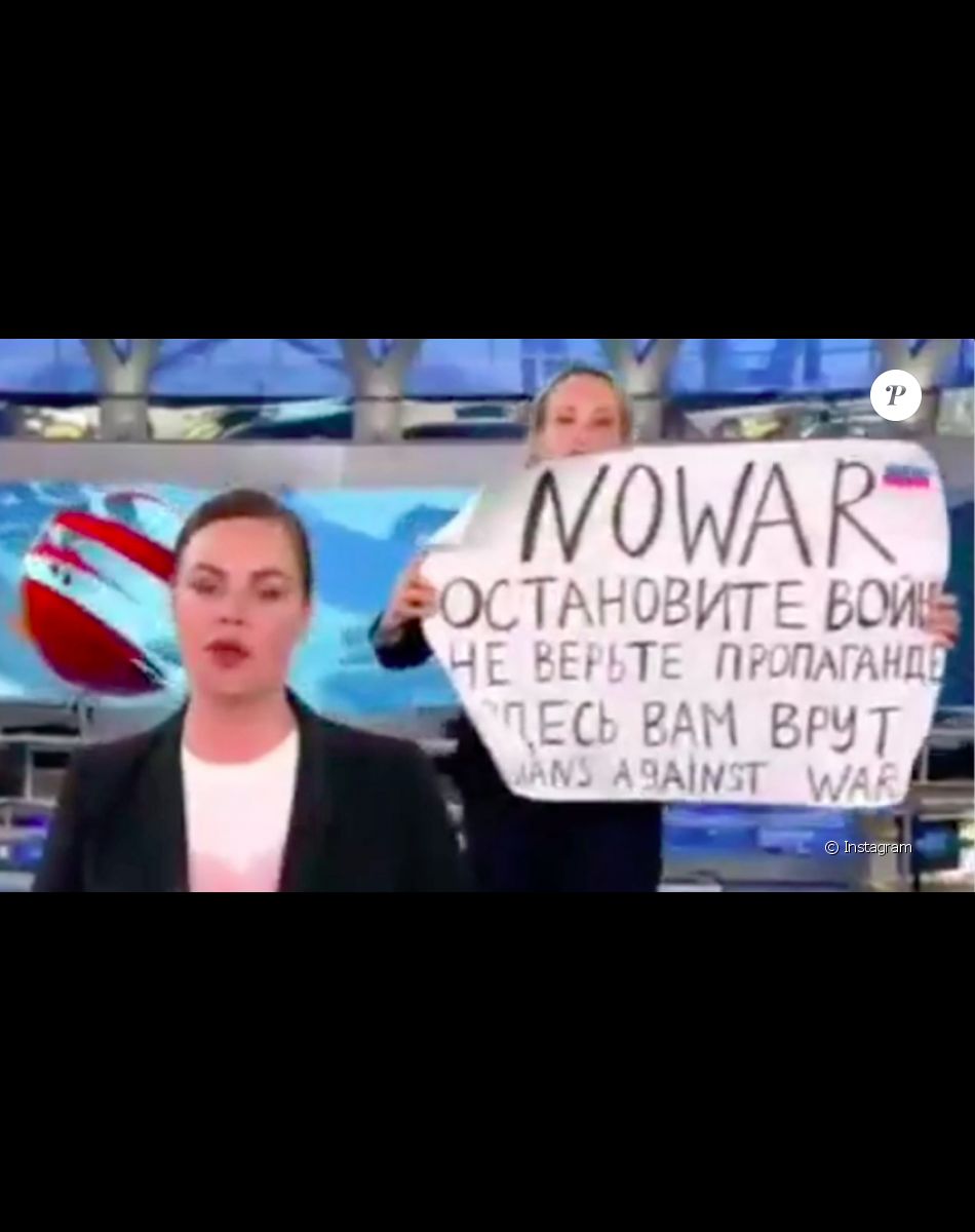 Marina Ovsyannikova, productrice de télévision russe, qui a fait irruption durant le JT le plus regardé de Russie. Image provenant d'un compte Instagram à son nom