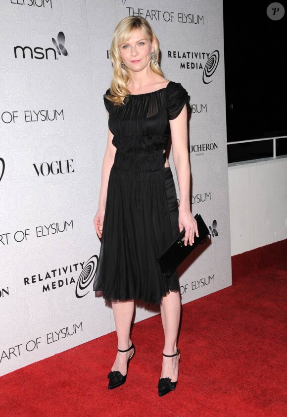 Kirsten Dunst avait joué la carte de la sobriété dans une robe noire un peu vieillote, lors du gala de charité The Art of Elysium's le 16 janvier 2010 à Los Angeles