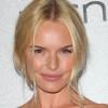 Avec son regard bien à elle, Kate Bosworth avait revêtu une création du grand Alexander McQueen : une magnifique robe bustier fluide d'un gris perle divin ! Sergio Rossi aux pieds... elle était divine ! 