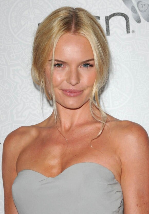 Avec son regard bien à elle, Kate Bosworth avait revêtu une création du grand Alexander McQueen : une magnifique robe bustier fluide d'un gris perle divin ! Sergio Rossi aux pieds... elle était divine ! 