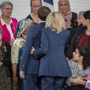 Le président Emmanuel Macron et la première dame Brigitte Macron lors de la cérémonie de remise de la médaille de l'Enfance et des Familles au palais de l'Elysée à Paris