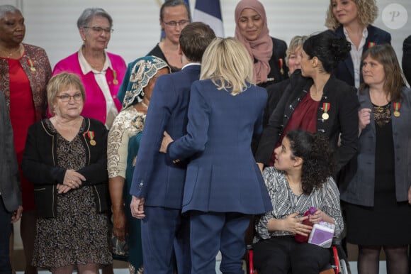 Le président Emmanuel Macron et la première dame Brigitte Macron lors de la cérémonie de remise de la médaille de l'Enfance et des Familles au palais de l'Elysée à Paris