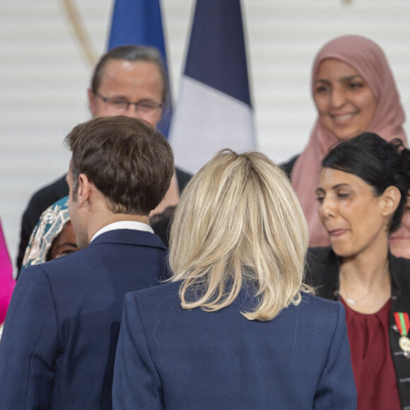 Le président Emmanuel Macron et la première dame Brigitte Macron lors de la cérémonie de remise de la médaille de l'Enfance et des Familles au palais de l'Elysée à Paris le 16 mars 2022