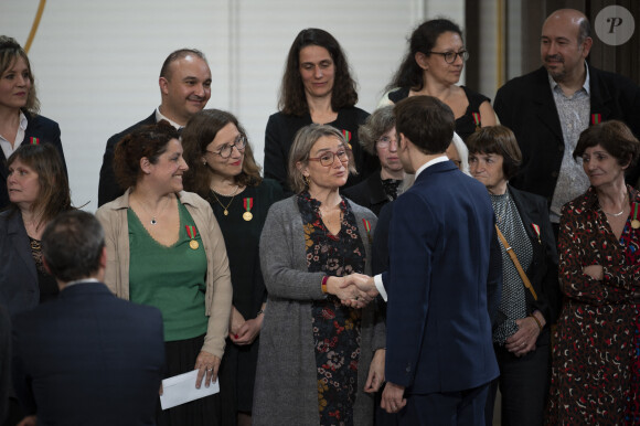 Le président Emmanuel Macron et la première dame Brigitte Macron lors de la cérémonie de remise de la médaille de l'Enfance et des Familles au palais de l'Elysée à Paris le 16 mars 2022