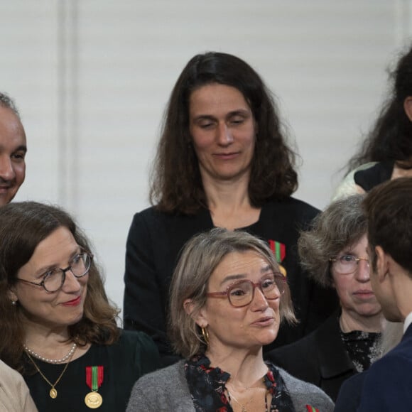 Le président Emmanuel Macron et la première dame Brigitte Macron lors de la cérémonie de remise de la médaille de l'Enfance et des Familles au palais de l'Elysée à Paris le 16 mars 2022