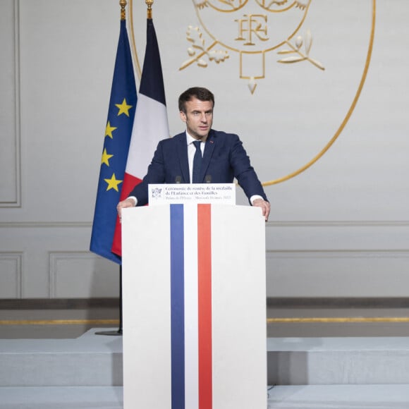 Le président Emmanuel Macron lors de la cérémonie de remise de la médaille de l'Enfance et des Familles au palais de l'Elysée à Paris le 16 mars 2022