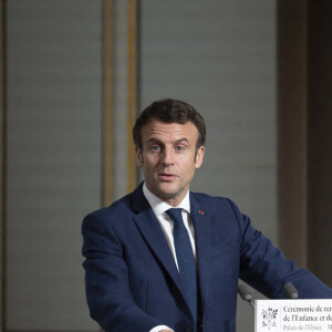 Le président Emmanuel Macron lors de la cérémonie de remise de la médaille de l'Enfance et des Familles au palais de l'Elysée à Paris le 16 mars 2022