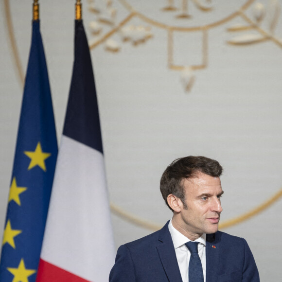 Le président Emmanuel Macron lors de la cérémonie de remise de la médaille de l'Enfance et des Familles au palais de l'Elysée à Paris le 16 mars 2022