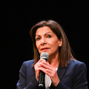 Anne Hidalgo - Les personnalités assistent au meeting de solidarité "SOS Ukraine" de Bernard-Henri Lévy (BHL) au théâtre Antoine à Paris, le 1er mars 2022. © Coadic Guirec / Bestimage 