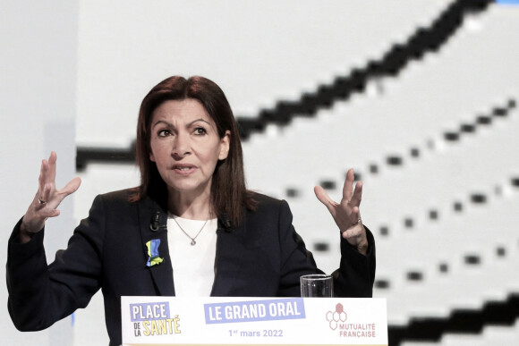 La maire de Paris et candidate socialiste à l'élection présidentielle Anne Hidalgo prononce un discours lors du débat "Le grand oral de la santé et de la protection sociale" organisé par la Fédération nationale de la mutualité française (FNMF), au palais Brogniart, à Paris, France, le 1er mars 2022. © Stéphane Lemouton/Bestimage 