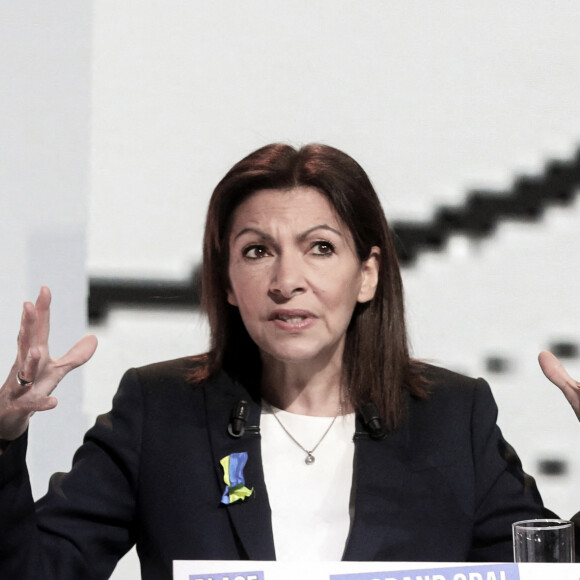 La maire de Paris et candidate socialiste à l'élection présidentielle Anne Hidalgo prononce un discours lors du débat "Le grand oral de la santé et de la protection sociale" organisé par la Fédération nationale de la mutualité française (FNMF), au palais Brogniart, à Paris, France, le 1er mars 2022. © Stéphane Lemouton/Bestimage 