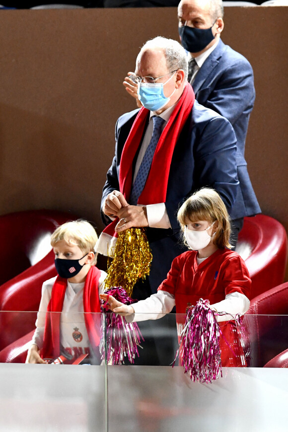 Le prince Albert II de Monaco et ses enfants, le prince héréditaire Jacques et la princesse Gabriella, ont assisté à la victoire de la Roca Team durant la rencontre de basket qui l'a opposée à Fenerbahce en Euroleague, au stade Louis II, le 25 février 2022. © Bruno Bebert/Bestimage