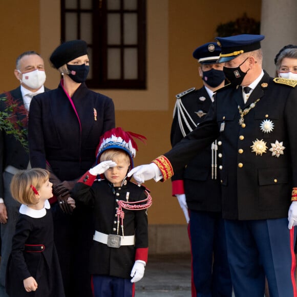 La princesse Charlène de Monaco, la princesse Gabriella de Monaco, comtesse de Carladès, le prince Jacques de Monaco, marquis des Baux, le prince Albert II de Monaco, la princesse Caroline de Hanovre - La famille princière assiste à une cérémonie de remise de médaille dans la cours du Palais de Monaco lors de la Fête Nationale 2020 de la principauté de Monaco le 19 novembre 2020. © David Nivière / Pool / Bestimage