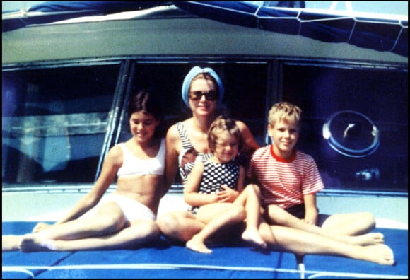 Grace de Monaco et ses trois enfants, Albert, Caroline et Stéphanie, en 1975.