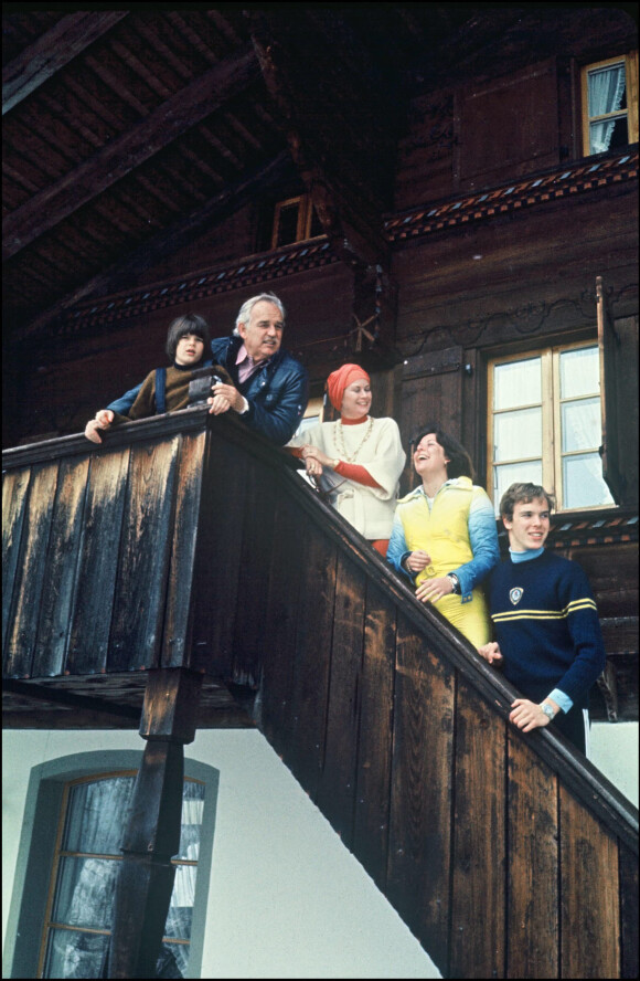 Grace et Rainier de Monaco avec leurs enfants, Albert, Caroline et Stéphanie, en vacances à Gstaad, en 1976.