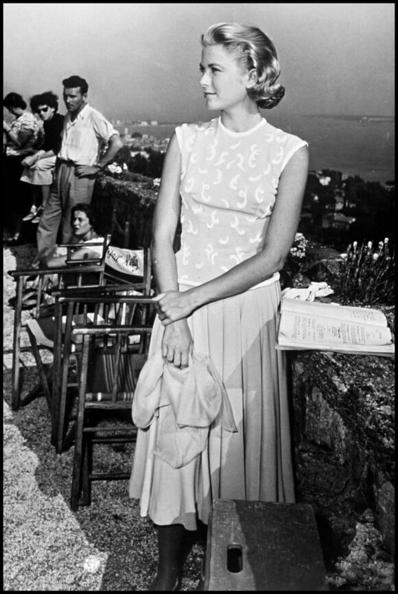 Grace Kelly sur un tournage, avant son mariage avec le prince Rainier de Monaco, célébré en 1956.