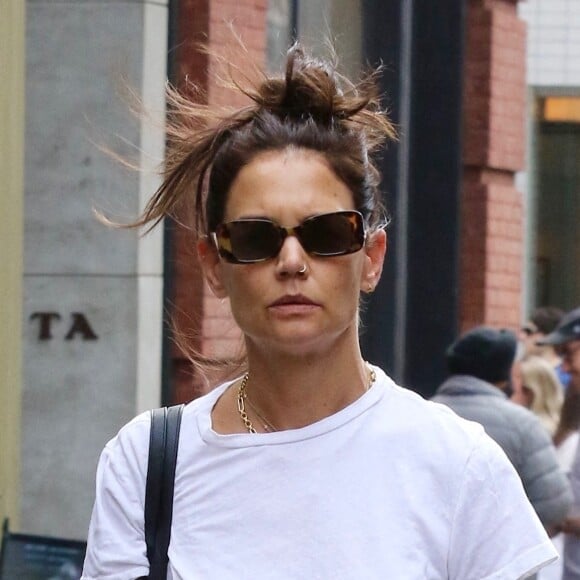 Exclusif - Katie Holmes avec un piercing au nez, fait du shopping dans le quartier de Soho à Manhattan. New York, le 19 mars 2022.