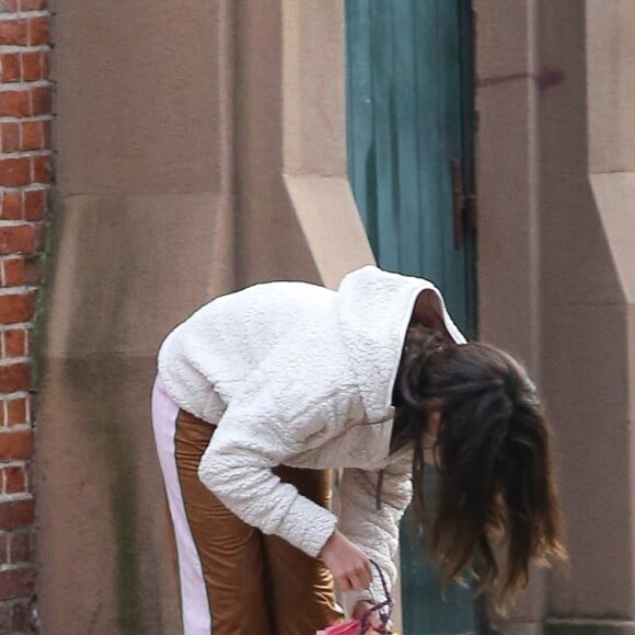 Exclusif - Suri Cruise promène son chien dans les rues de New York City, le 19 mars 2022.