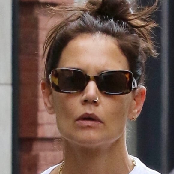 Exclusif - Katie Holmes avec un piercing au nez, fait du shopping dans le quartier de Soho à Manhattan. New York, le 19 mars 2022.