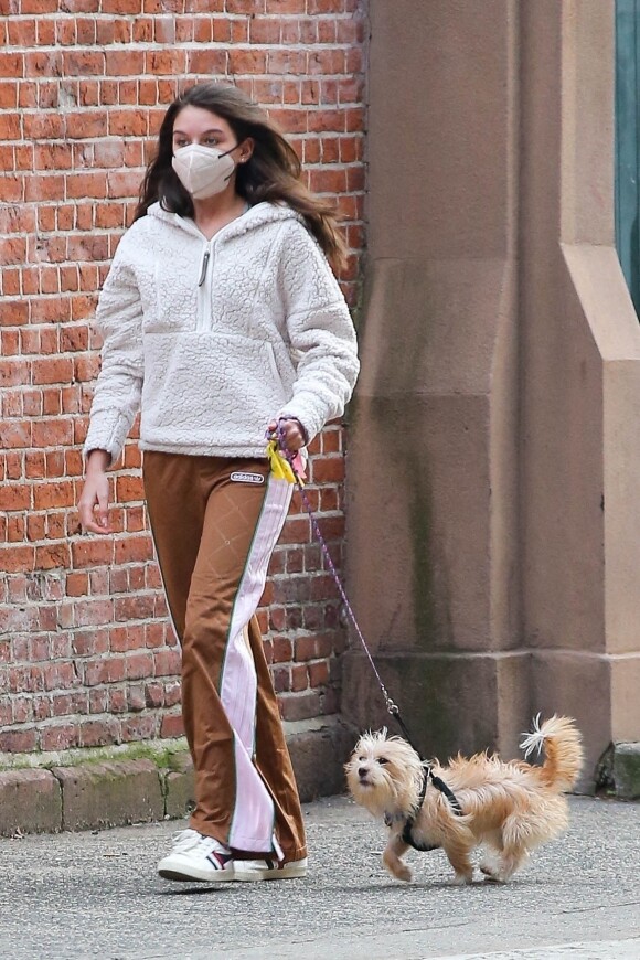 Exclusif - Suri Cruise promène son chien dans les rues de New York City, le 19 mars 2022.