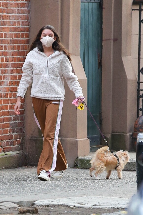 Exclusif - Suri Cruise promène son chien dans les rues de New York City, le 19 mars 2022.